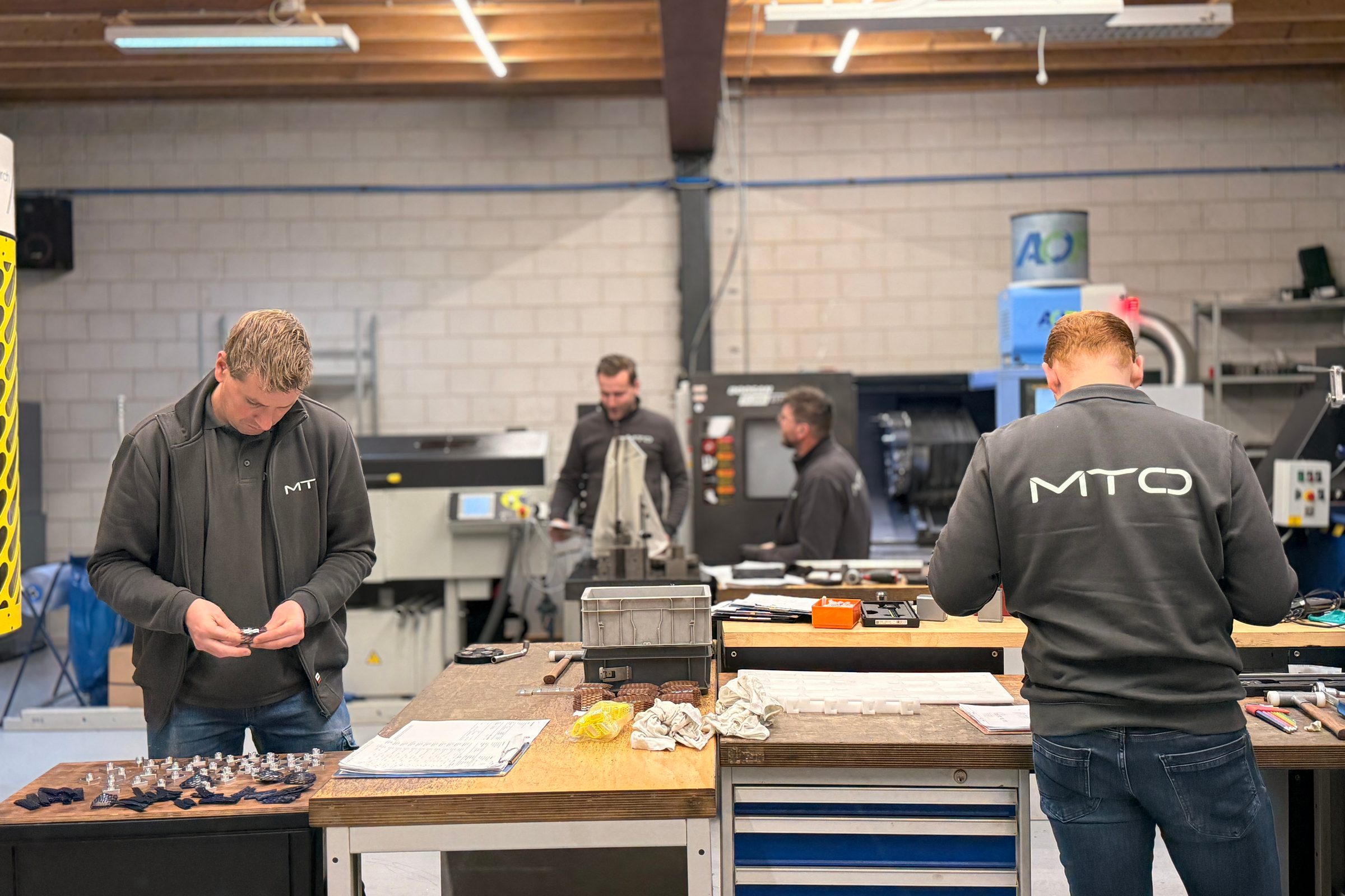 Collega’s aan het werk in de werkplaats van MTO in Oirschot