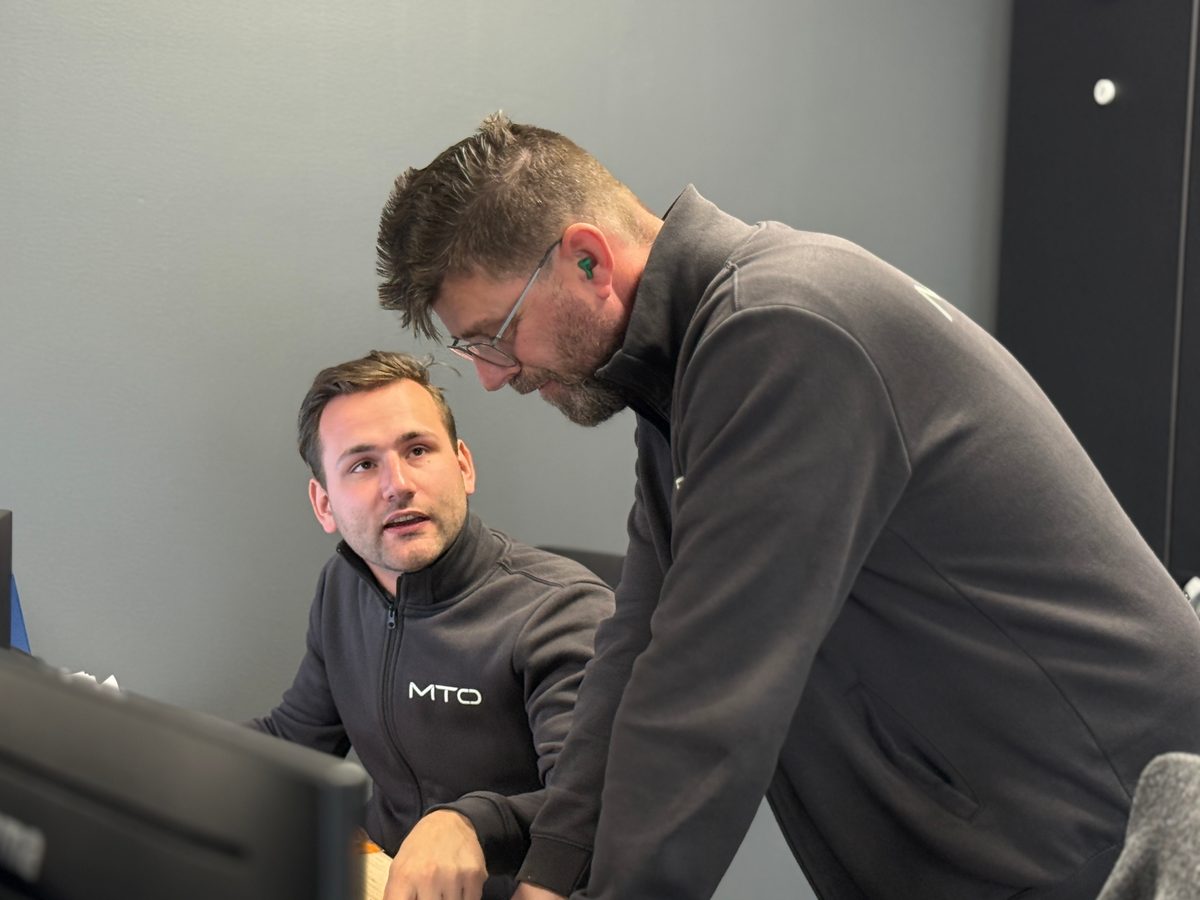 Werkvoorbereiding bespreekt een tekening aan het bureau